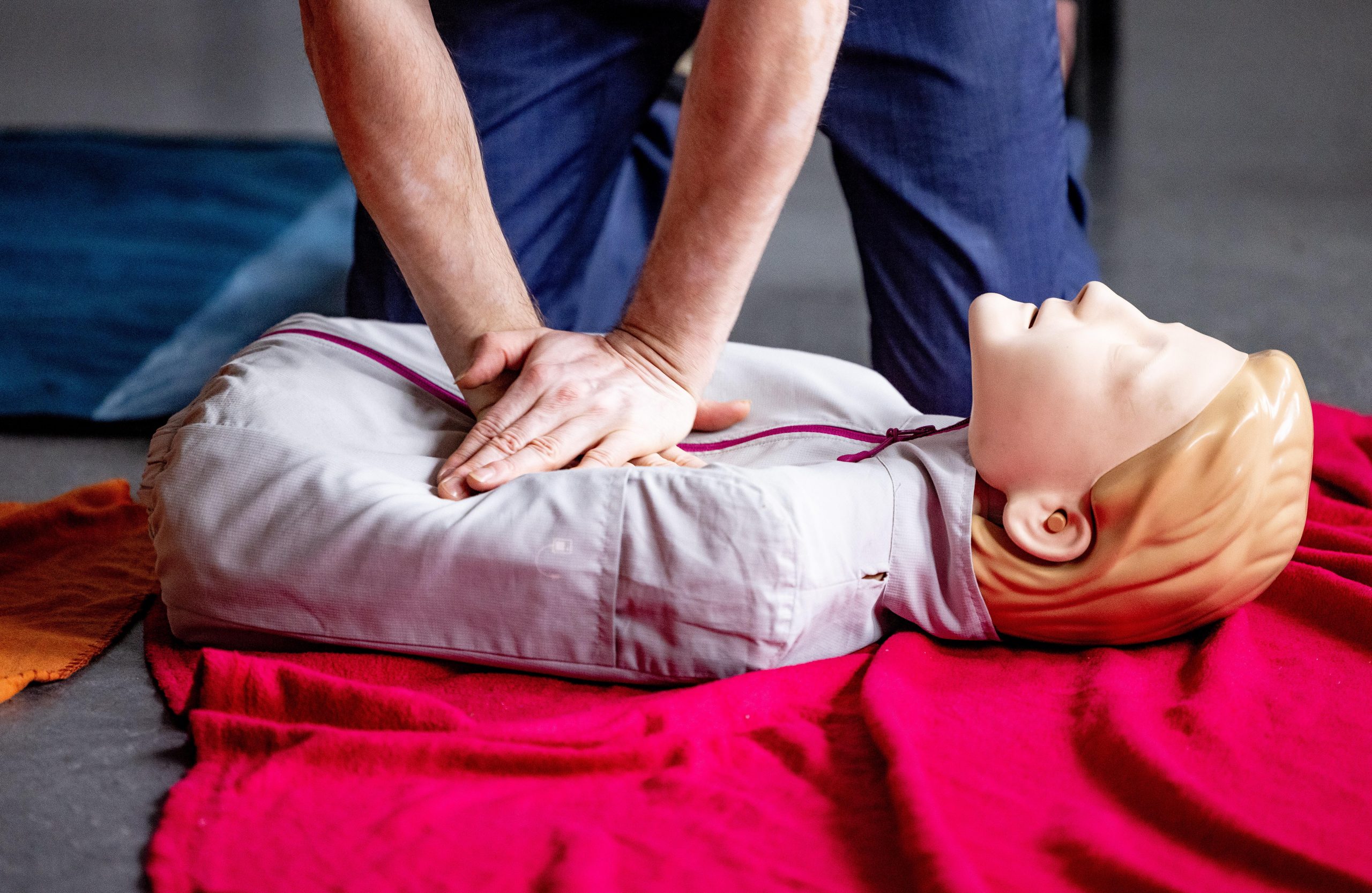 an einer Puppe wird die Herzdruckmassage ausgeführt
